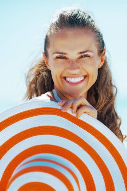 Mayo plaj şapka ile genç gülümseyen