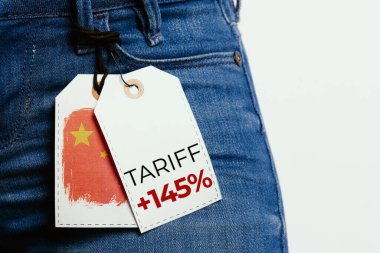 Üzerinde Çin bayrağı ve% 145 oranında gümrük vergisi bulunan kot pantolonlar, ticaret anlaşmazlıklarını ve ithalat maliyetlerini gösteriyor.