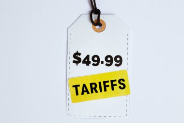 Minimalist resim, eklenen tüketici maliyetlerini sembolize eden sarı bir TARIFFS etiketli 9,99 fiyat etiketini gösteriyor.