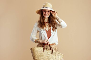 Plaj tatili Beyaz bluzlu, şortlu, gözlüklü, saman çantalı ve yaz şapkalı mutlu 40 yıllık ev hanımı..