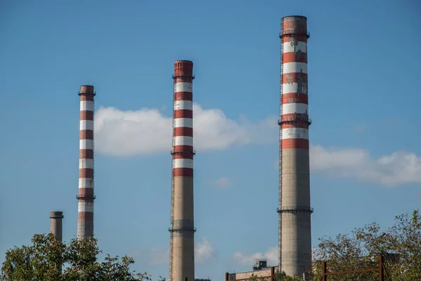 青い空の背景に火力発電所の煙突 — ストック写真