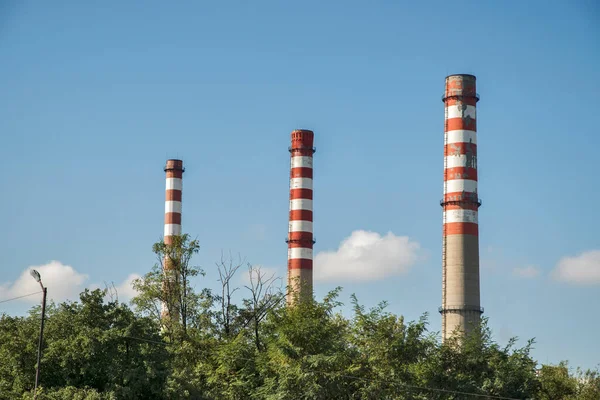 青い空の背景に火力発電所の煙突 — ストック写真