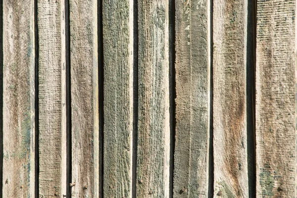 老旧的风吹日晒的老式木制木板护栏近景 作为格栅木制背景 — 图库照片