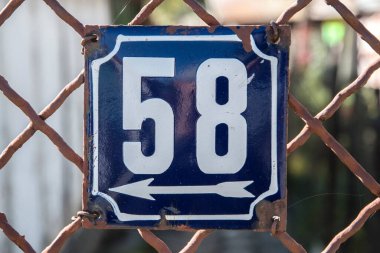 Yıpranmış Grunge Square metal plakalı sokak adresi numarası 58.