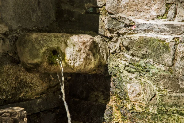 Stenen Berg Fontein Met Helder Zuiver Water Afkomstig Uit Natuur — Stockfoto