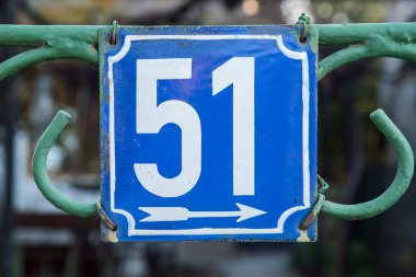 Yıpranmış Grunge Square metal plakalı sokak adresi numarası 51.