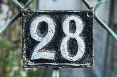 Eski püskü dökme demir plaka. 28 numara yakın plan. 