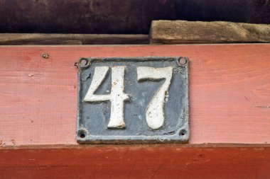 Eski püskü dökme demir plaka, 47 numara yakın plan.