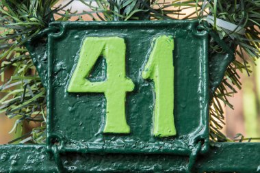 Eski püskü dökme demir plaka, 41 numara yakın plan.