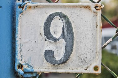 Eski püskü dökme demir plaka. 9 numara yakın plan.