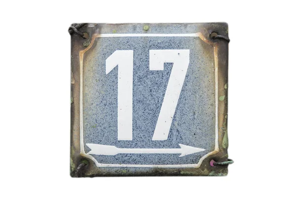 風化したグランジ正方形の金属エナメルプレートの数通りアドレスの数17白の背景に隔離された番号 — ストック写真