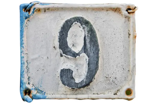 Eski Yıpranmış Dökme Demir Plaka Numaralı Yakın Plan Beyaz Zemin — Stok fotoğraf