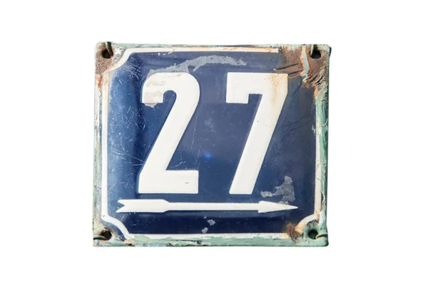 風化したグランジ正方形の金属エナメルプレートの数通りのアドレスの番号27白の背景に隔離された — ストック写真