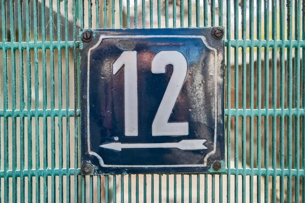 12番通りのアドレスの数の風化したグランジ正方形の金属エナメルプレート — ストック写真
