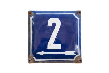 Yıpranmış kare metal plakalı sokak adresi. Beyaz arka planda 2 numara izole edilmiş.