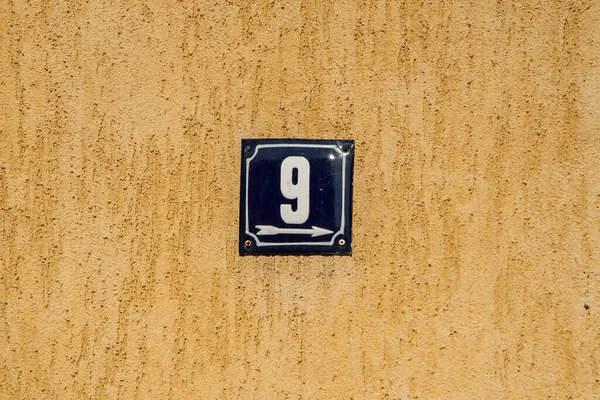 Verwitterter Grunge Quadratischer Emaillierter Metallteller Mit Der Nummer Der Straßenadresse — Stockfoto