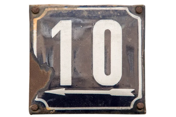 風化したグランジ正方形の金属エナメルプレートの通りのアドレスの数10白の背景に隔離された番号 — ストック写真