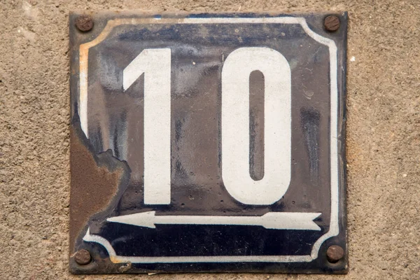 10番通りのアドレスの数の風化したグランジ正方形の金属エナメルプレート — ストック写真
