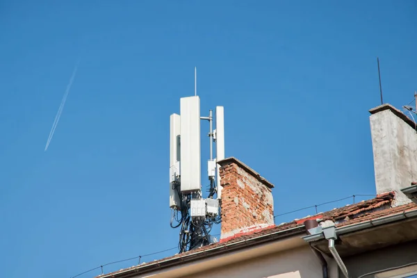 Mobiltelefon Antenna Ház Tetején Kék Háttér Stock Kép