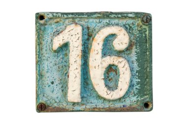 Eski püskü dökme demir plaka. 16 numaralı yakın plan beyaz zemin üzerinde izole edilmiş.