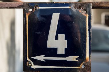 Yıpranmış dört numaralı sokak adresinin plakası işlemeli eski kare metal.