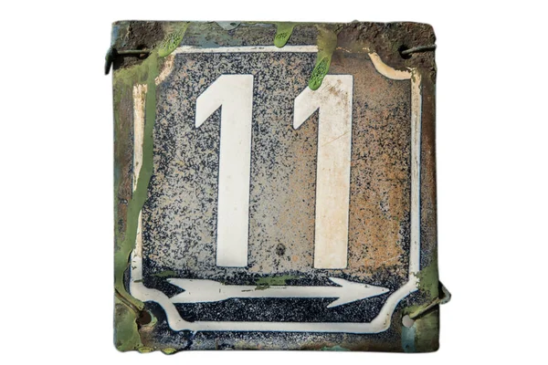 風化したグランジ正方形の金属エナメルプレートの通りのアドレスの数11白の背景に隔離された番号 — ストック写真