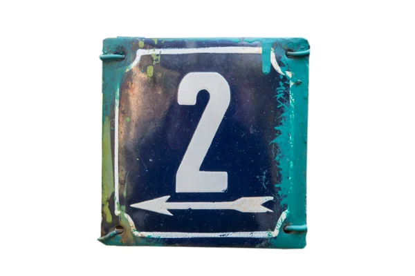 風化したグランジ正方形の金属エナメルプレートの通りのアドレスの数2白の背景に隔離された番号 — ストック写真