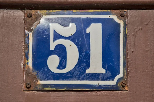 第51号街道地址风化磨擦方块金属漆板 — 图库照片