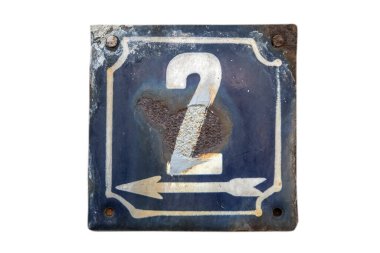 Yıpranmış kare metal plakalı sokak adresi. Beyaz arka planda 2 numara izole edilmiş.