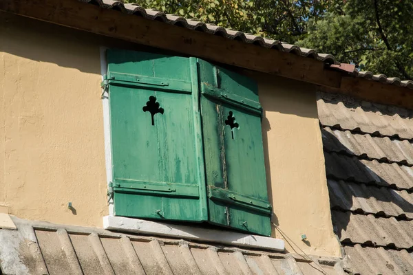Detail Eines Alten Hauses Mit Hölzernen Fensterläden — Stockfoto