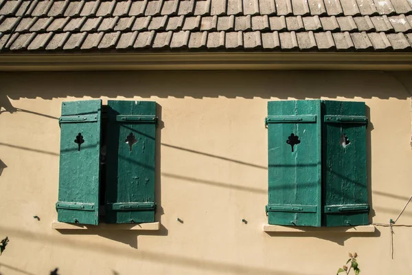 Detalj Gamla Vintage Hus Med Trä Fönsterluckor — Stockfoto