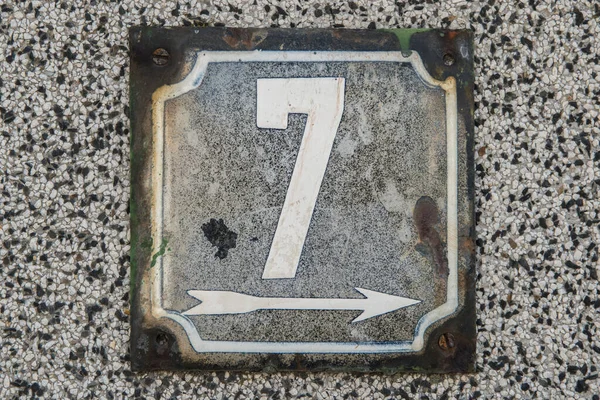7番通りのアドレスの数の風化したグランジ正方形の金属エナメルプレート — ストック写真