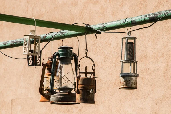 Güneşli Bir Günde Evin Bahçesine Kullanılmış Gaz Lambaları Asmak — Stok fotoğraf