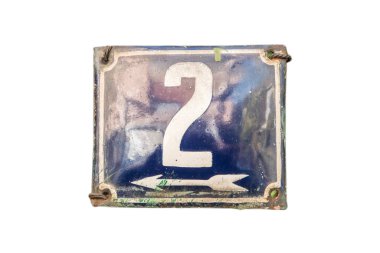 Yıpranmış kare metal plakalı sokak adresi. Beyaz arka planda 2 numara izole edilmiş.