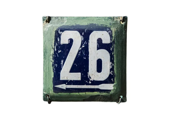 風化したグランジ正方形の金属エナメルプレートの数通りアドレスの番号26白の背景に隔離された — ストック写真