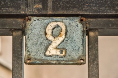 Eski püskü dökme demir plaka 2 numaralı yakın plan.