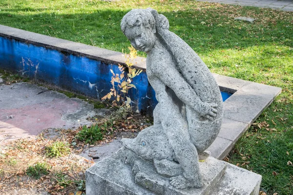 Una Estatua Sobre Estanque Sin Agua Primer Plano Del Parque —  Fotos de Stock