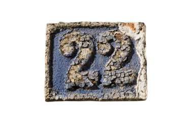 Eski, yıpranmış dökme demir plaka. 22 numaralı yakın plan beyaz arka planda izole edilmiş.