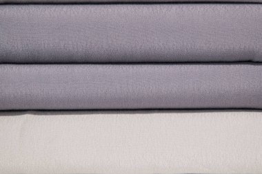 Çeşitli gölgelerde sarılmış ipek kumaş.