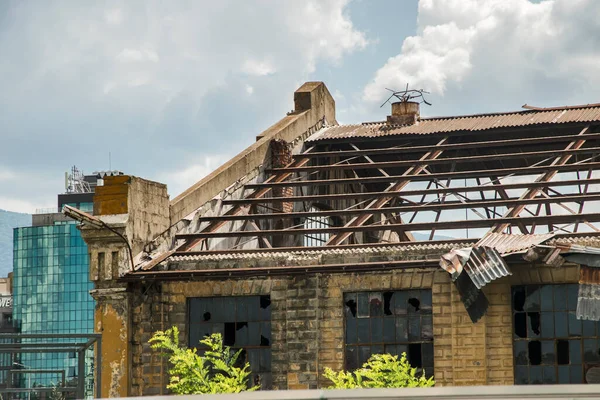 Abandonné Effritant Vieux Bâtiment Usine Gros Plan Dans Journée Ensoleillée — Photo