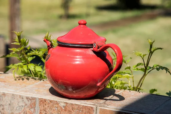 旧风吹日晒的红色金属茶壶户外特写 — 图库照片