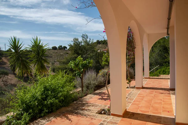 Mediterrán Tengerparti Kilátás Villa Terasz Napsütéses Nyári Napon — Stock Fotó