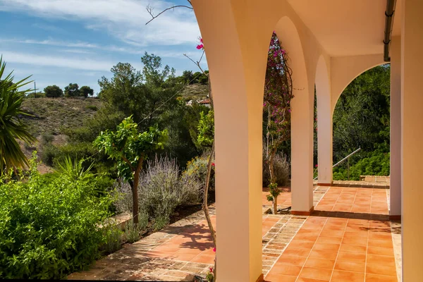 Mediterrán Tengerparti Kilátás Villa Terasz Napsütéses Nyári Napon — Stock Fotó