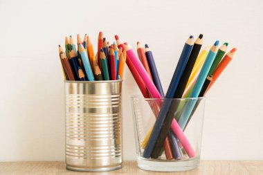 Beyaz arkaplanda renkli çizim kalemleri yakın plan