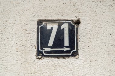 Yıpranmış Grunge Square metal plakalı sokak adresi numarası 71.