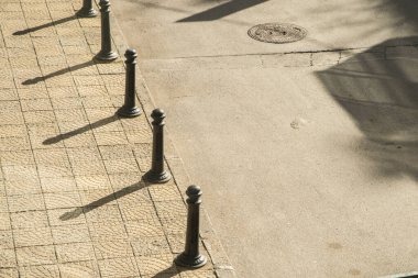 Öğlen vakti sokakta ışıklar ve gölgeler