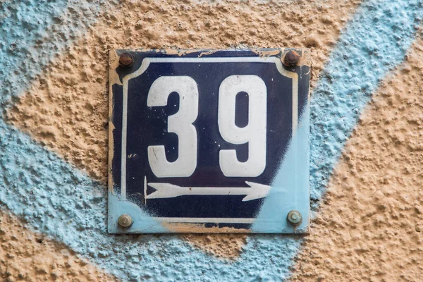 第39号街道地址的风化磨擦方块金属搪瓷板 — 图库照片