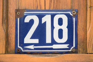 Yıpranmış, 218 numaralı sokak adresinin plakası işlemeli.