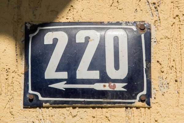 220番通りアドレスの数の風化したグランジ正方形の金属エナメルプレート — ストック写真