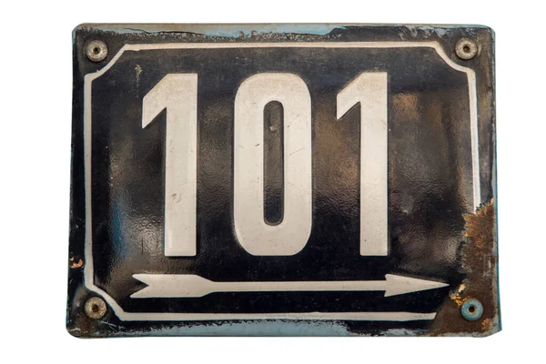 風化したグランジ正方形の金属エナメル板の通りのアドレスの数101白の背景に隔離された番号 — ストック写真